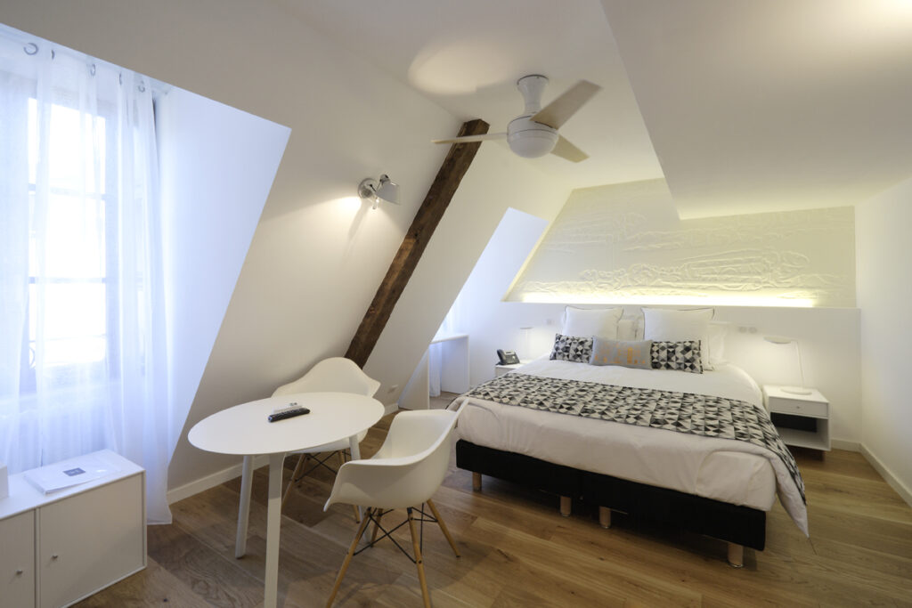 N°5 : studio avec fenêtres sur Creuse