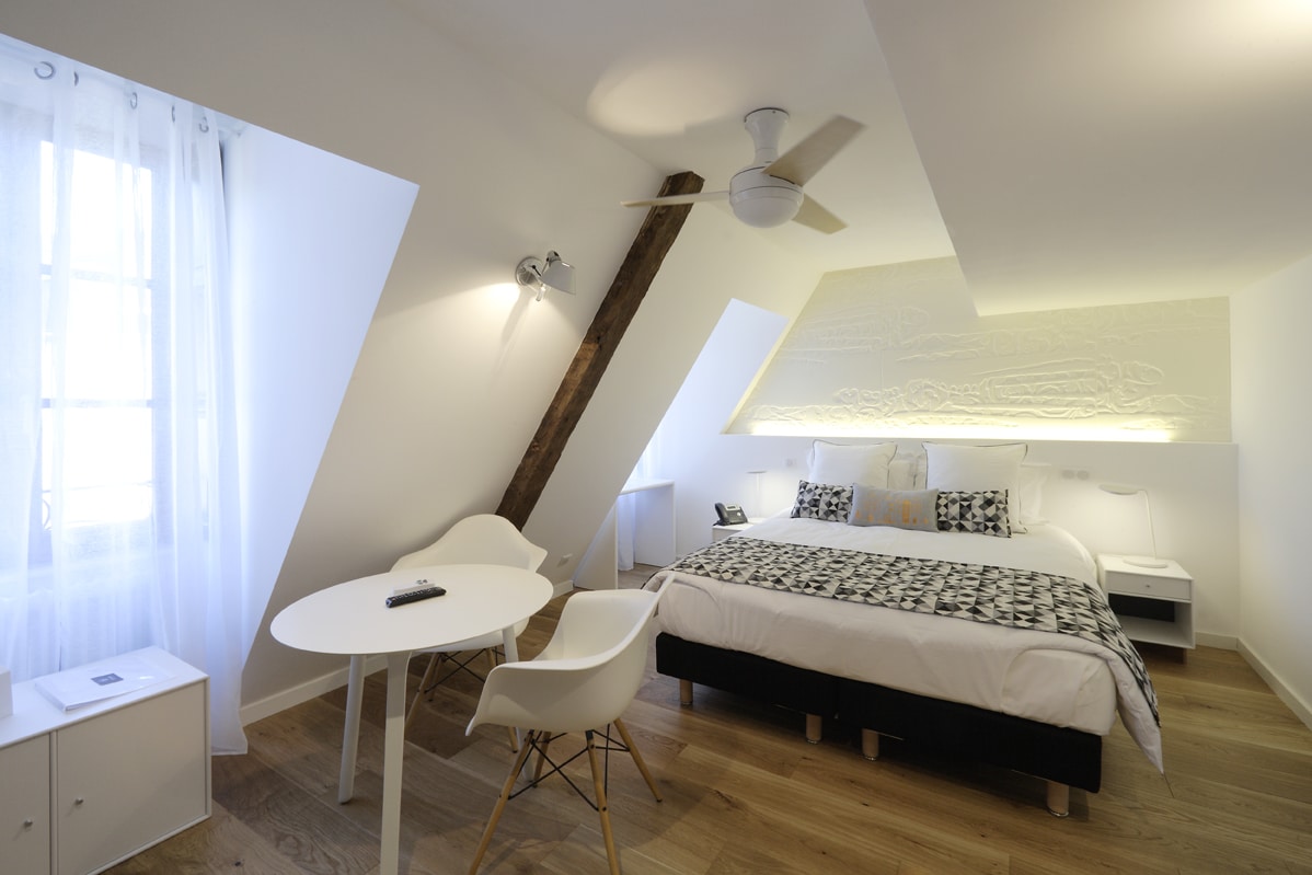 N°5 : studio avec fenêtres sur Creuse